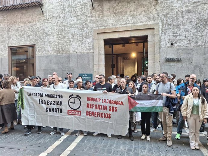 Concentración de CCOO para reclamar la reducción de la jornada laboral.