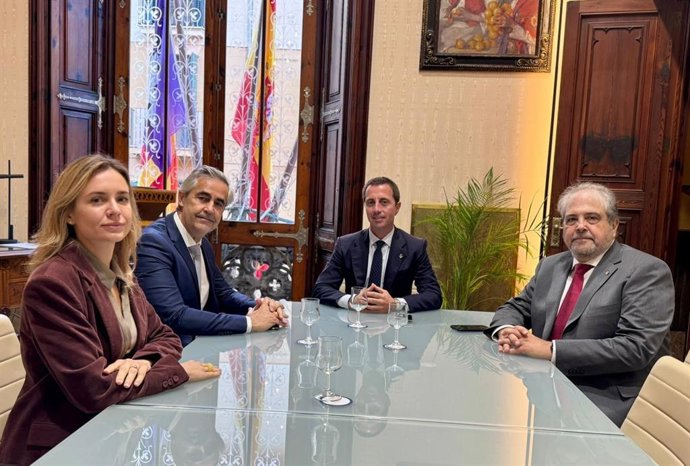 Presiente del Govern de Mallorca, Llorenç Galmés, el degà del Cos Consular, Michel Magnier, y el conseller de Hacienda, Innovación y Función Publica, Rafel Bosch.