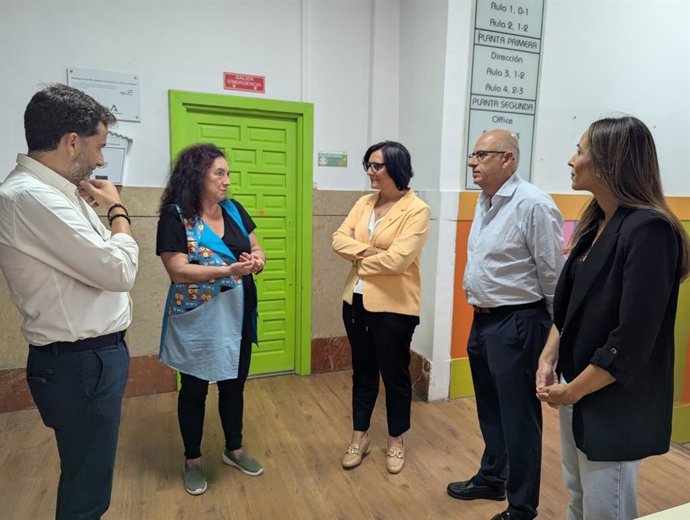 La delegada de Desarrollo Educativo y Formación Profesional de la Junta en Granada, María José Martín, ha visitado las instalaciones de la Escuela Infantil Santo Domingo.