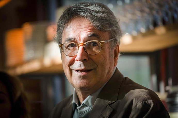 El escritor Andrés Trapiello presenta su nuevo libro 'Próspero viento', en un desayuno de prensa en Bosco de Lobos, a 2 de octubre de 2025, en Madrid (España). El libro, publicado por La Esfera de los Libros es un ensayo autobiográfico que narra la vida d