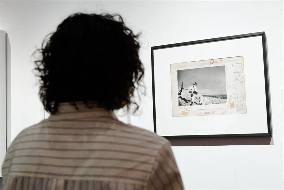 Visitantes durante la presentación de la exposición Robert Capa. ICONS en el Círculo de Bellas Artes, a 2 de octubre de 2025, en Madrid (España). La muestra es la mayor retrospectiva dedicada en España al legendario fotógrafo y reportero de guerra Rob