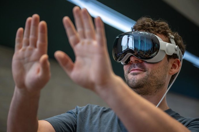 Archivo - Arquivo - 12 de julho de 2024, Berlim: Um cliente testa os novos óculos de computador Vision Pro na loja da Apple em Kurfuerstendamm. A Apple está lançando hoje as vendas de seus óculos para computador na Alemanha. Foto: Monika Skolimowska/dpa