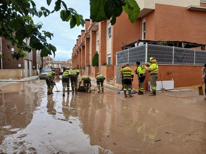 Operativo de limpieza tras la tormenta 'Gabrielle' en Cuarte de Huerva.