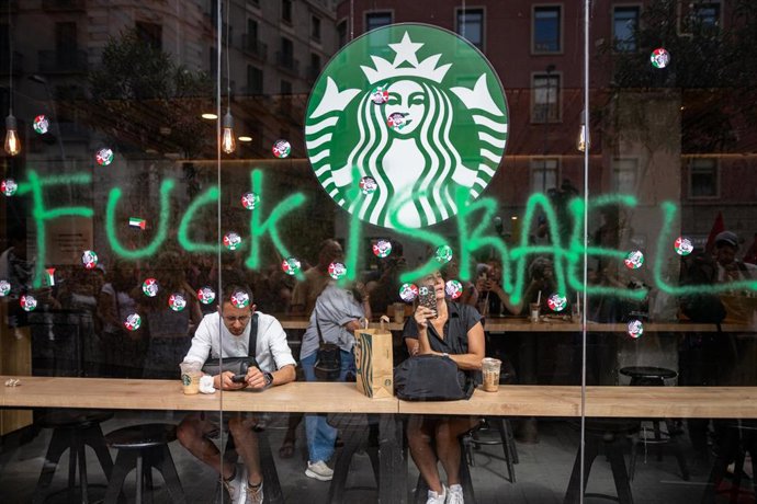 Una pintada y pegatinas en el escaparate de un Starbucks durante una manifestación del sindicato de Estudiantes en apoyo al pueblo palestino