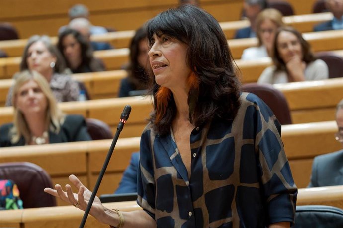 La ministra de Igualdad, Ana Redondo, durante una sesión de control al Gobierno, en el Senado, a 30 de septiembre de 2025, en Madrid (España). 