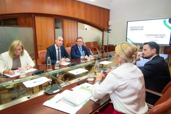 Reunión entre la Junta y el Grupo Parlamentario Popular para avanzar en los presupuestos autonómicos de 2026