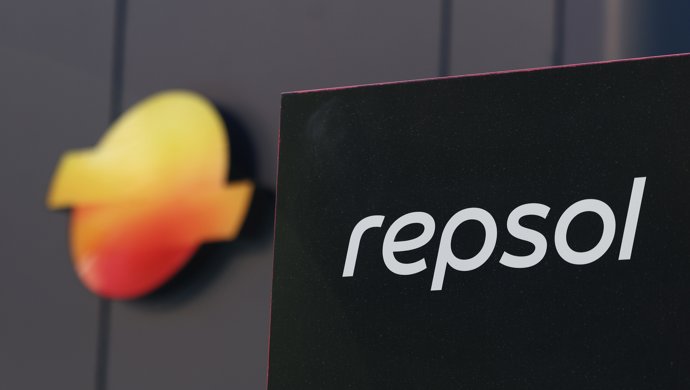 Archivo - El nuevo logo e imagen de marca de Repsol, en Madrid (España)