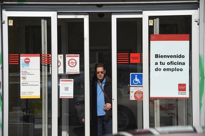 Archivo - Un hombre sale de una oficina de empleo