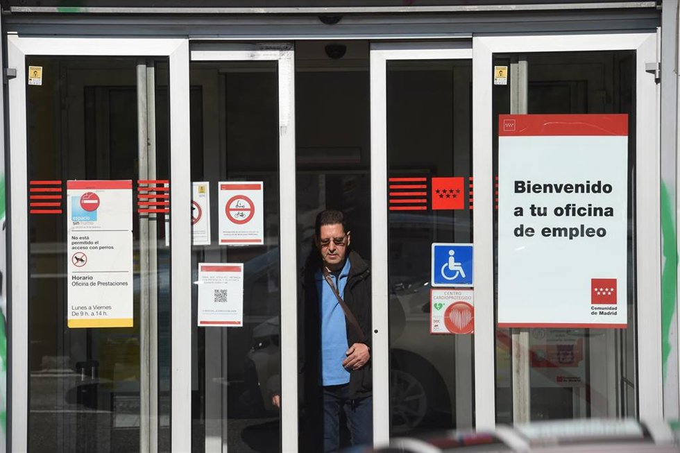 Archivo - Un hombre sale de una oficina de empleo