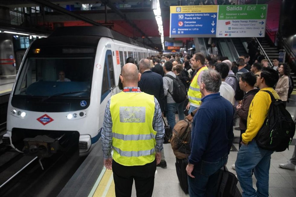 Personal de Metro en la estación de Nuevos Ministerios de Metro 