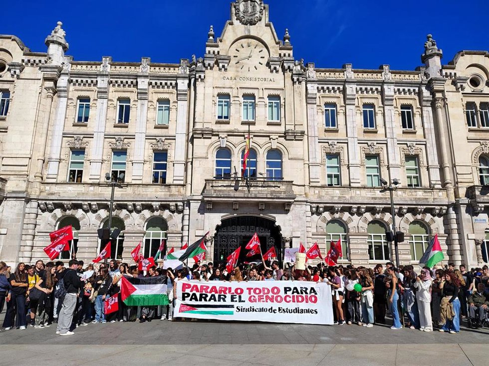 Decenas de estudiantes se concentran en Santander en apoyo a Gaza y la Flotilla