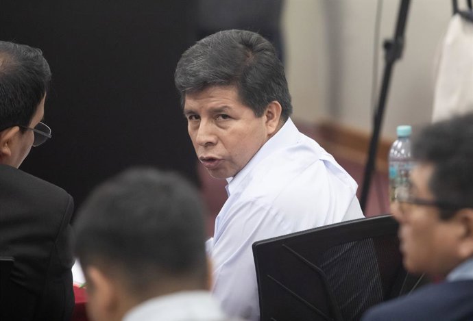 Archivo - 4 de março de 2025, Lima, PERU: O ex-presidente peruano Pedro Castillo, preso, assiste a seu julgamento sob a acusação de rebelião na base policial de Barbadillo, nos arredores de Lima