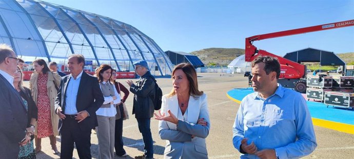 La alcaldesa de Zaragoza, Natalia Chueca, junto al promotor Míchel Pérez, en la visita al Espacio Zity de Zaragoza, ubicado en el Recinto Ferial de Valdespartera.