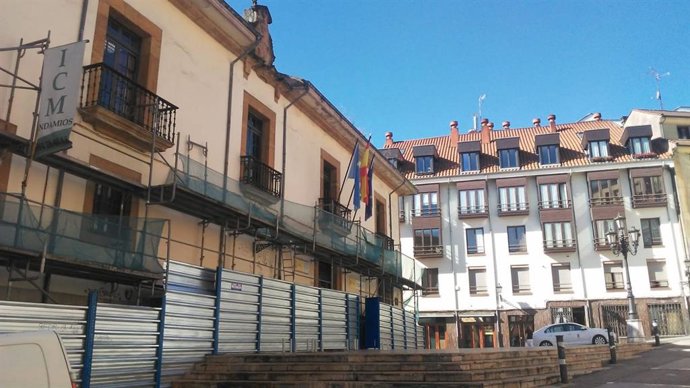 Archivo - Palacio de Inclán Leyguarda, ubicado en la calle del Sol de Oviedo, con andamios en una imagen de archivo.