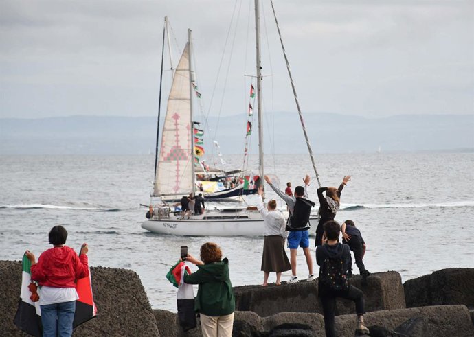 27 de setembro de 2025, Catânia: Uma flotilha de barcos deixa o porto de San Giovanni Li Cuti em Catânia, Sicília, sul da Itália, em 27 de setembro de 2025. A Freedom Flotilla Coalition (FFC) e a Thousand Madleens to Gaza (TMTG) anunciaram o lançamento de