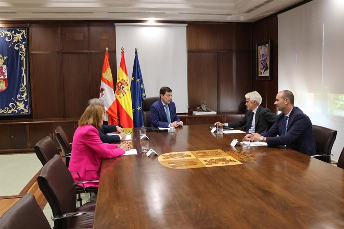 Reunión entre el presidente de la Junta de Castilla y León, Alfonso Fernández Mañueco, y el presidente de Telefónica España, Borja Ochoa.