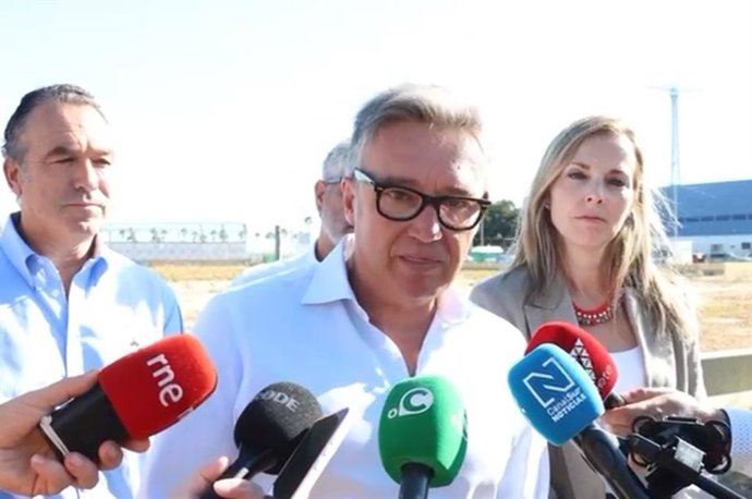 El portavoz del grupo parlamentario Vox en Andalucía, Manuel Gavira, en declaraciones a los medios en Cádiz