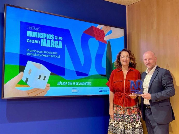 La vicepresidenta y diputada de Innovación Social y Despoblamiento, Antonia Ledesma, junto con el presidente del Club de Marketing Málaga, Álvaro Castro