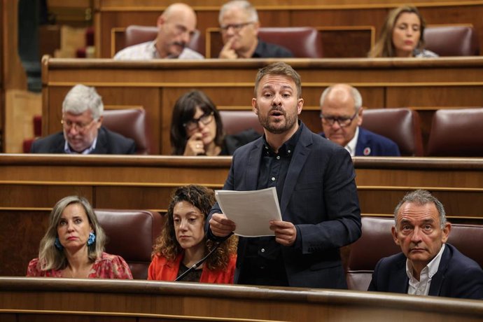 El diputado de Compromís integrado en Sumar, Alberto Ibáñez, interviene durante una sesión de control al Gobierno en el Congreso de los Diputados, a 17 de septiembre de 2025, en Madrid (España). 