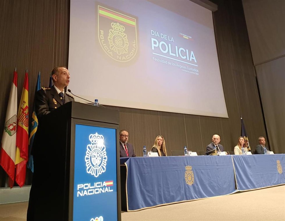 El comisario jefe de la Comisaría de la Policía Nacional de Gijón, Fermín Treceño, durante la celebración del acto central de los Santos Ángeles Custodios, patrón de la Policía Nacional, en el recinto ferial gijonés 'Luis Adaro'.