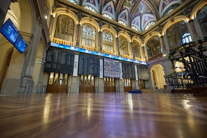 Archivo - Varios paneles del Ibex 35 en el Palacio de la Bolsa, a 4 de enero de 2023, en Madrid (España). 