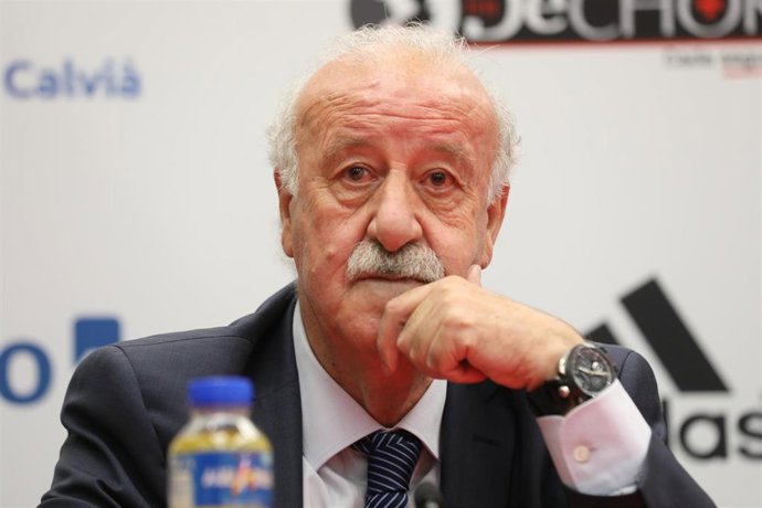Archivo - El ex seleccionador nacional Vicente del Bosque en la presentación del campus de verano de la Academia de Fútbol Vicente del Bosque celebrada en Madrid.