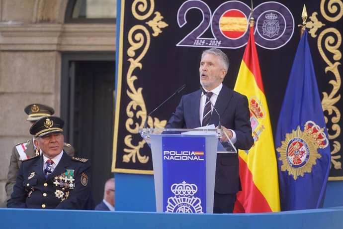 El ministro del Interior, Fernando Grande-Marlaska, preside el acto central del Día de la Policía, a 2 de octubre de 2025, en Vigo, Pontevedra, Galicia (España). 