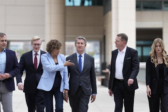 El presidente del Partido Popular, Alberto Núñez Feijóo (3i), y la secretaria general del Partido Popular Europeo, Dolors Monserrat (2i), durante un encuentro organizado por el Partido Popular Europeo, en el Hotel Eurostars Grand Marina, a 2 de octubre de