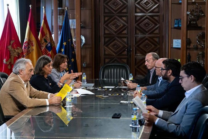 La consejera municipal de Políticas Sociales, Marian Orós, reunida con representantes de la Asociación Profesional Cafés y Bares para avanzar  en contra agresiones sexistas