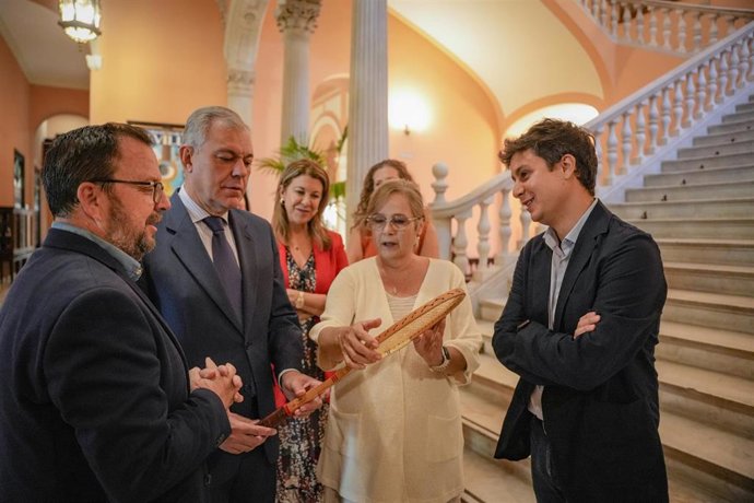 El diputado provincial de Cultura y Ciudadanía, Casimiro Fernández (d), junto al alcalde de Sevilla, raqueta en mano, en la presentación de la Copa Nadia de Tenis, en el Ayuntamiento.