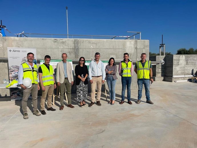 Francisco Acosta y Encarnación Jiménez (centro), durante la visita las obras de la EDAR de Algallarín.
