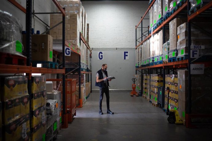 Archivo - Un trabajador del Banc dels Aliments, en el almacén de la entidad en la Zona Franca de Barcelona, en una imagen de archivo.