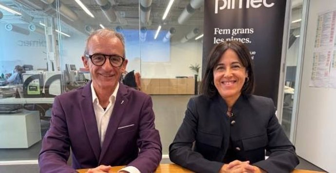 El secretario general de Pimec, Josep Ginesta, y la directora del área de Trabajo de la entidad, Sílvia Miró, en rueda de prensa