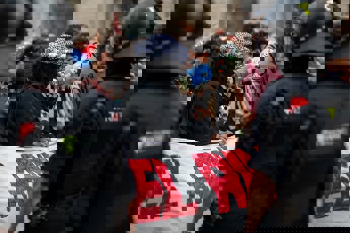 Manifestantes ante agentes del Área Regional de Recursos Operativos (ARRO) de los Mossos d'Esquadra en la plaza de Sant Jaume