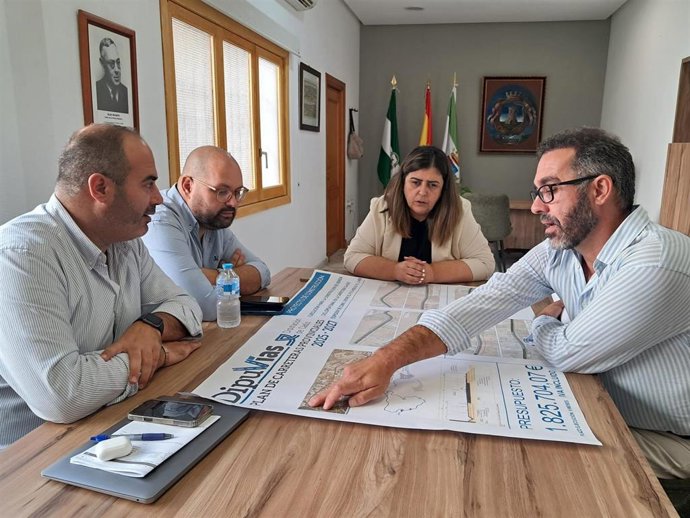 El responsable de Cooperación de la Diputación de Cádiz, Javier Bello, y el de Asistencia a Municipios Antonio Aragón, en una reunión con la alcaldesa de Conil, Inmaculada Sánchez.