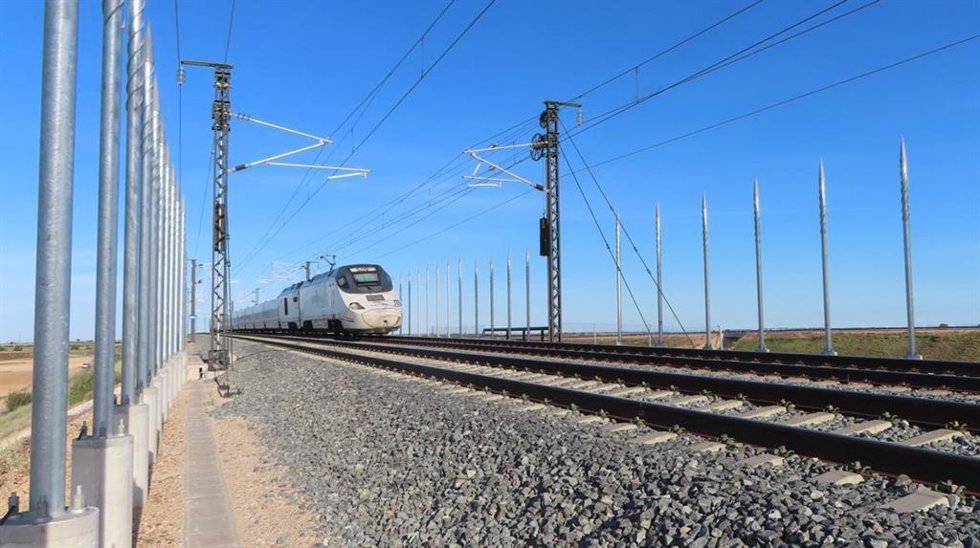 Archivo - Tren de alta velocidad