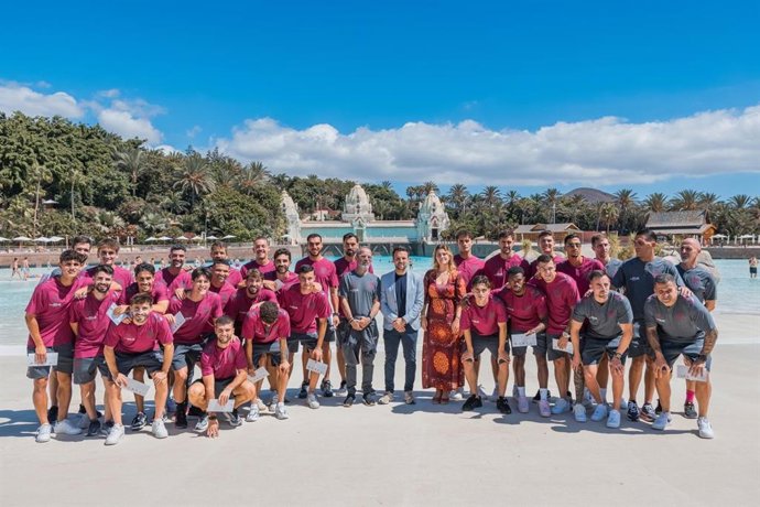 El Grupo Loro Parque refuerza sus vínculos con el Club Deportivo Tenerife, un "emblema" del deporte canario