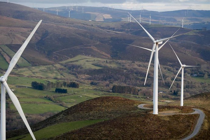 Archivo - Un parque eólico, a 28 de marzo de 2025, en Muras, Lugo, Galicia (España). El Tribunal Supremo ha dictado una sentencia que despeja el futuro de muchos proyectos de la industria eólica en Galicia. El hecho de que dos o más instalaciones de parqu