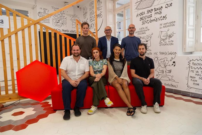 Manuel López Mestanza, vicepresidente de Cultura de la Diputación de Málaga, acompañado por los artistas Omar Janaan, Diana Fonseca, Carla Hayes y Timsam Harding.