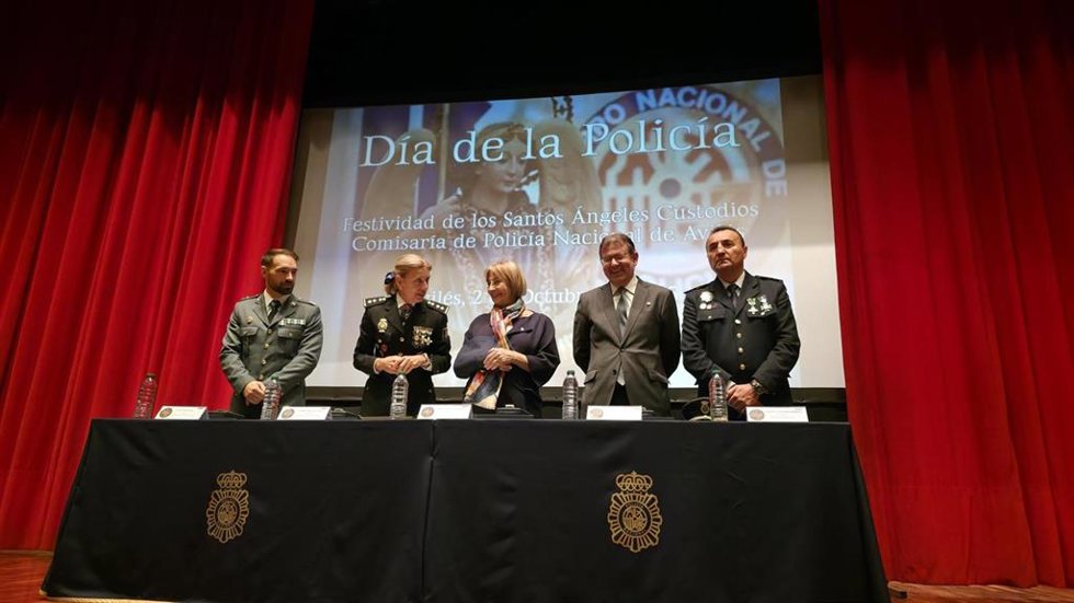 La alcaldesa de Avilés, Mariví Monteserín, durante la celebración de la festividad de los Santos Ángeles Custodios.