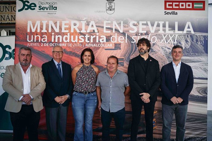 Foto de familia antes del comienzo de la jornada sobre minería celebrada en Aznalcóllar.