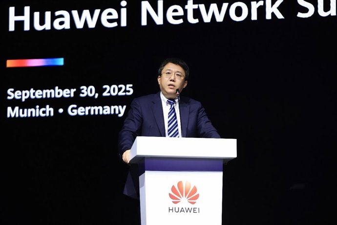 Jim Lu, Senior Vice President & President of the European Region at Huawei, delivering a speech
