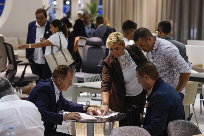 Varias personas durante la inauguración de las ferias Habitat y 'Textil Hogar', en la Feria València, a 30 de septiembre de 2025, en Valencia, Comunidad Valenciana (España). 