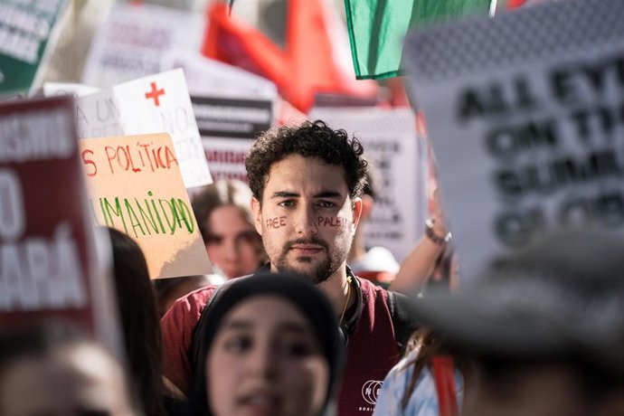 Imagen de archivo de una de las manifestaciones de estudiantes convocadas en decenas de ciudades españolas a favor del pueblo palestino. En imagen, la marcha en Madrid. 