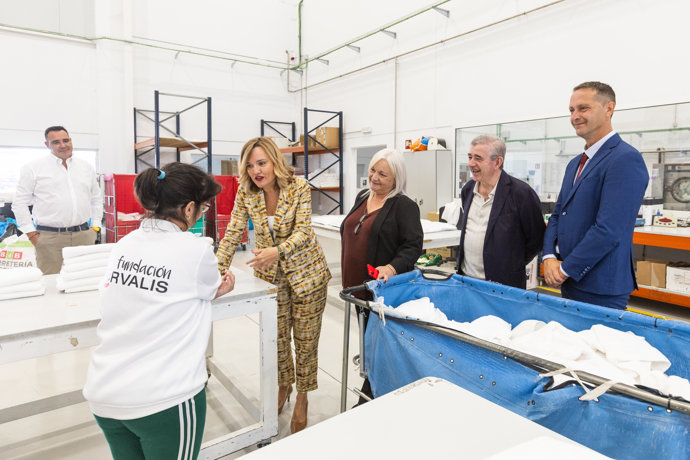 La ministra de Educación, Formación Profesional y Deportes y Portavoz del Gobierno, Pilar Alegría (2i), habla con un empleado durante una visita a la Fundación Tervalis en Teruel, a 2 de octubre de 2025, en Teruel, Aragón (España).