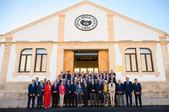Presidentes y directores de las 28 autoridades portuarias del sistema portuario de interés general, reunidos en el Puerto de Almería.