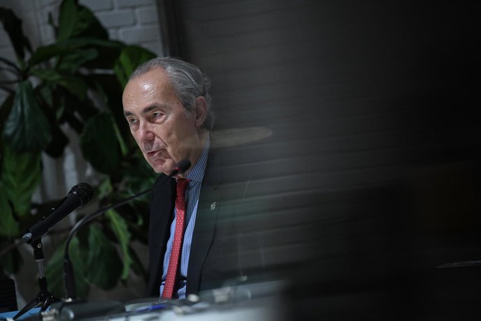 Archivo - El poeta y escritor Luis Alberto de Cuenca en el acto de entrega del Premio de Poesía Federico Quevedo en la Biblioteca Eugenio Trías, a 16 de noviembre de 2022, en Madrid (España). Ganador de la última edición con la obra ‘Año Luz’, el actor y 