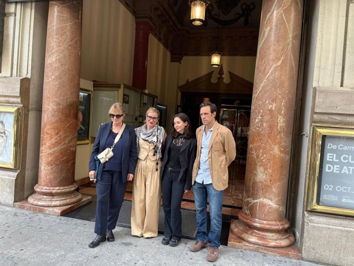 La directora de la obra de teatro 'El cuarto de atrás', Rakel Camacho, y sus protagonistas Emma Suárez, Alberto Iglesias y Nora Hernández frente al Teatro Olympia de València.