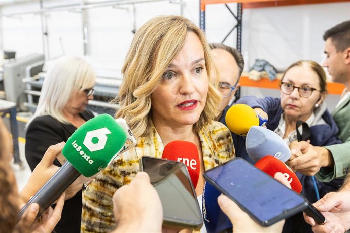 La ministra de Educación, Formación Profesional y Deportes y Portavoz del Gobierno, Pilar Alegría, atiende a los medios de comunicación durante una visita a la Fundación Tervalis en Teruel, a 2 de octubre de 2025, en Teruel, Aragón (España). 