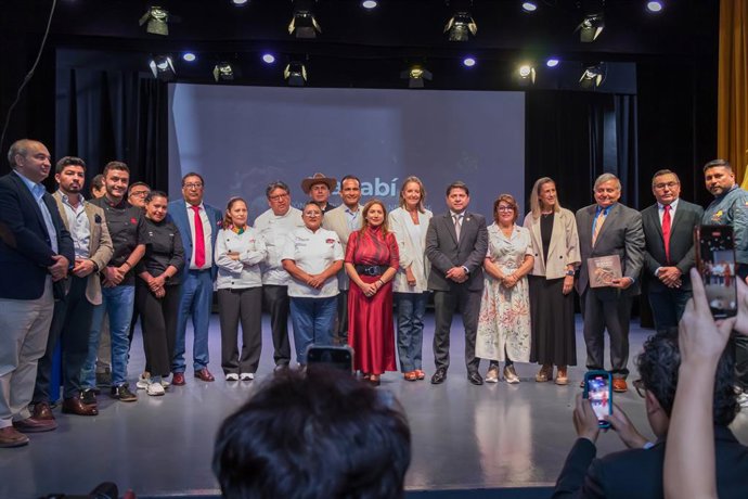 Foto de familia en el evento de presentación de Manabí como Región Gastronómica Mundial 2026